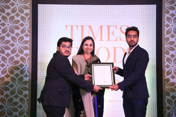 Best Coffee Bar Businesswoman Vinnie Kakkar gives away the award to Saif and Shokat Panwar of café Lazy Mojo