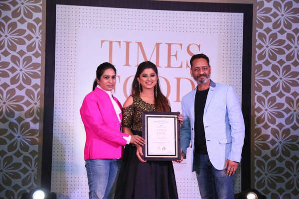 Best Italian Bigg Boss 12 contestant Somi Khan gives away the award to Rinku and Ashwini Joshi of Mamu's Infusion