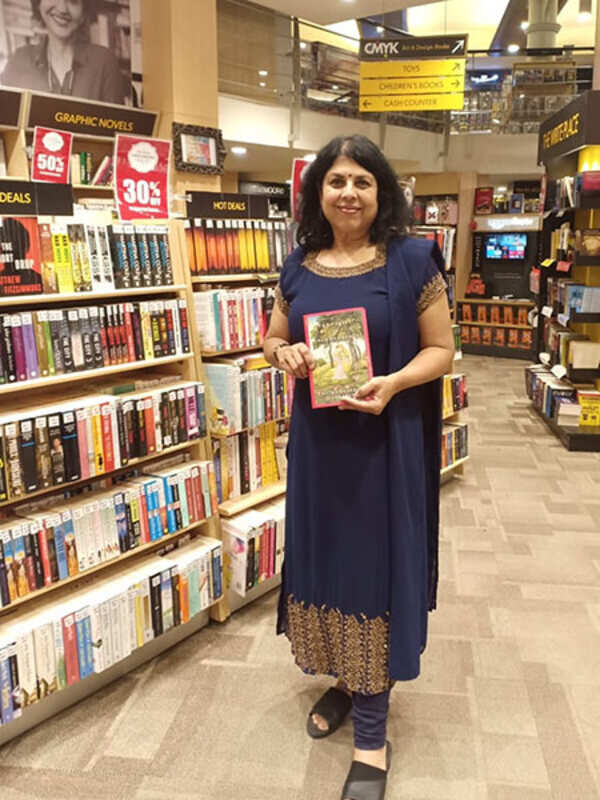 Pic1-Chitra-Banerjee-Divakaruni-at-Crossword-Bookstores-in-Mumbai-for-book-reading-session-of-her-latest-novel-_The-Forest-of-Enchantments_