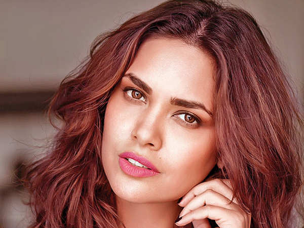 Esha Gupta gives back at fan tweet over Hector Bellerin