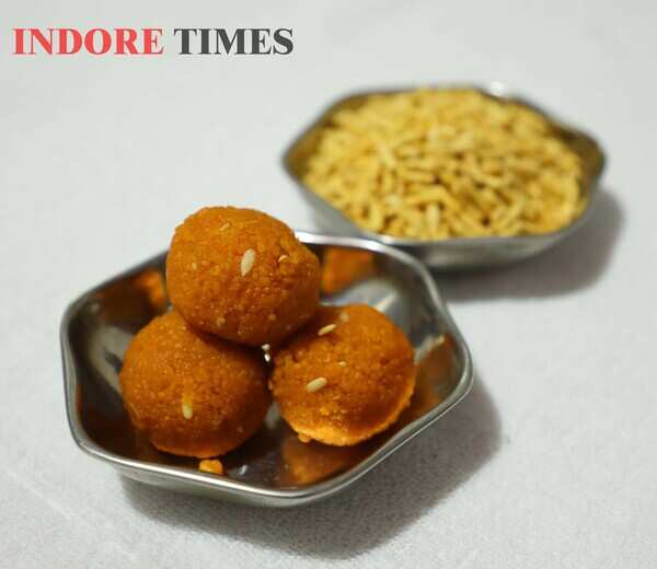 Boondi laddoo and sev, a typical Indori combo (2)