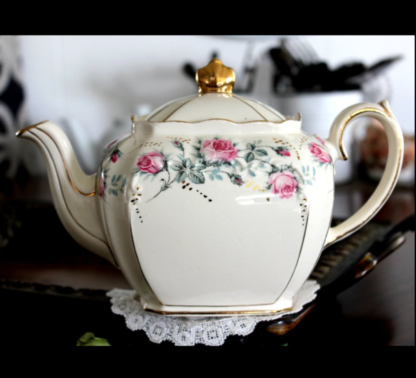English Tea Story 4 different teapots for serving various types of