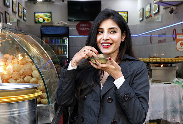 Harshita Gaur enjoying chaat in Kanpur (BCCL/ AS Rathor)