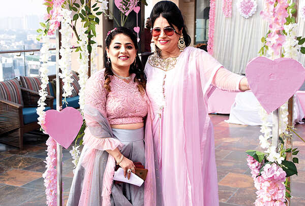 Saloni Kesarwani (L) and Pinky Vishnoi (BCCL/ Farhan Ahmad Siddiqui)