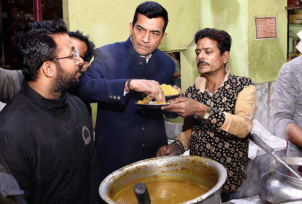 Kapoor tasting biryani at Idrees' in Chowk (BCCL/ Farhan Ahmad Siddiqui)