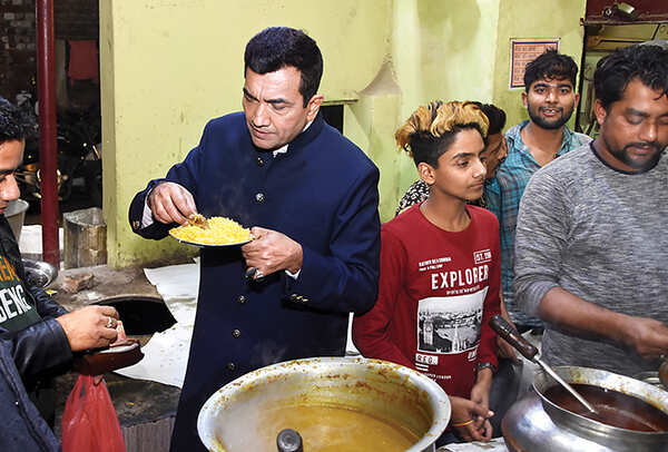 Kapoor tasting biryani at Idrees' in Chowk (BCCL/ Farhan Ahmad Siddiqui)