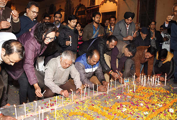 Theatre artists paid homage to the Pulwama martyrs (BCCL/ Farhan Ahmad Siddiqui)
