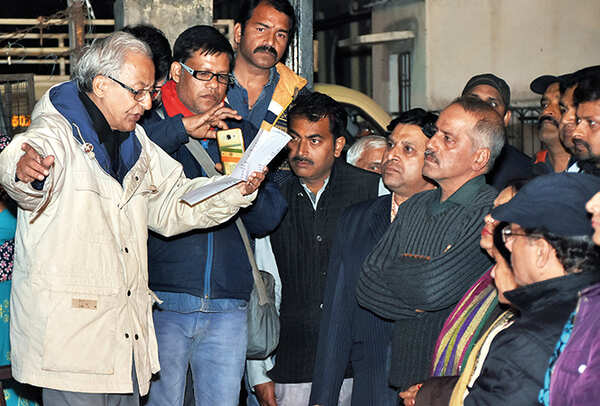 Urmil Kumar Thapliyal reciting a poem he had written for the soldiers (BCCL/ Farhan Ahmad Siddiqui)