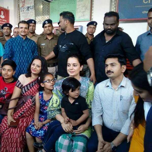 Meeting her fans post shoot.