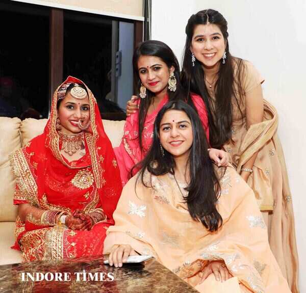 Bride Chrinatna with her friends_edit