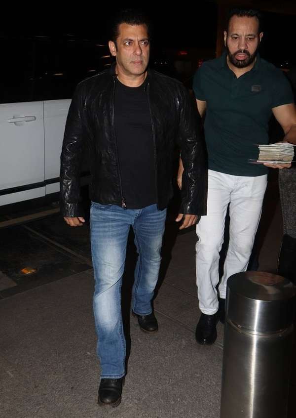Maniesh Paul Takes A Selfie With Salman Khan And The Whole Da Bangg Reloaded Team Hindi Movie