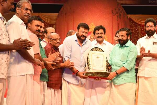 Jayaram receiving award (1)