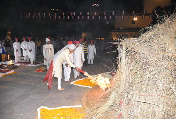 erstwhile Jaipur royal Padmanabh Singh lights the pyre during Holika dahan at Jaipur City Palace