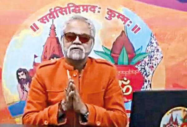 Sanjay Mishra reading the news bulletin (BCCL)