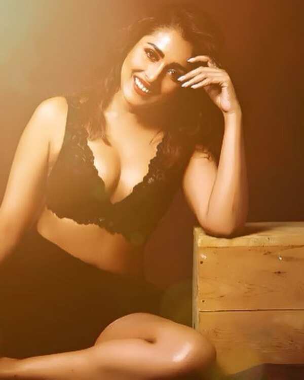 Hotness Alert! Madhu Shalini flaunts her fabulous figure in black lingerie  | Telugu Movie News - Times of India