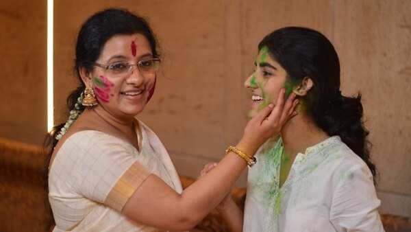 DBU 19- DONA GANGULY AND SANA GANGULY WERE PLAYING HOLI