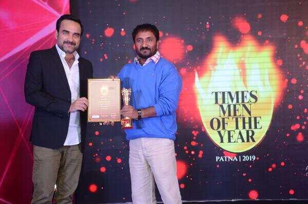 Anand Kumar Super 30, the Global Icon of Bihar receiving award from Pankaj Tripathi