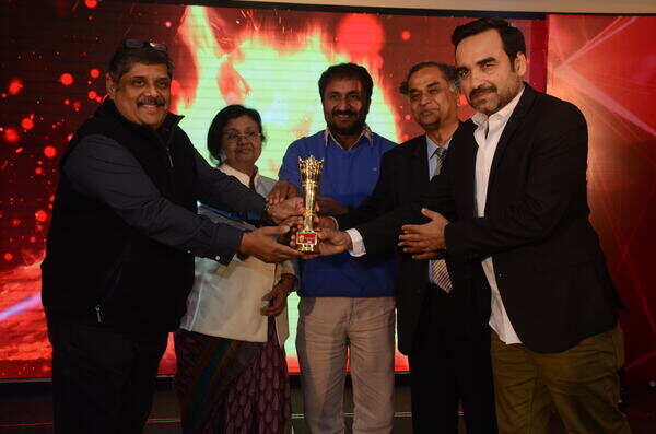 Digneteries presenting an award to Pankaj Tripathi - Pride of Bihar
