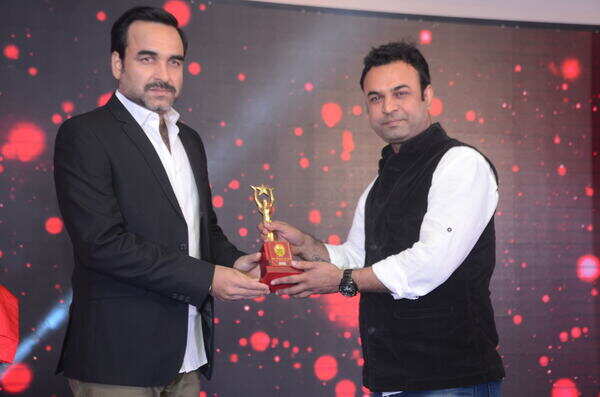 Dr. Navneet Kumar of Vedanta Eye care receives an award from Pankaj Tripathi