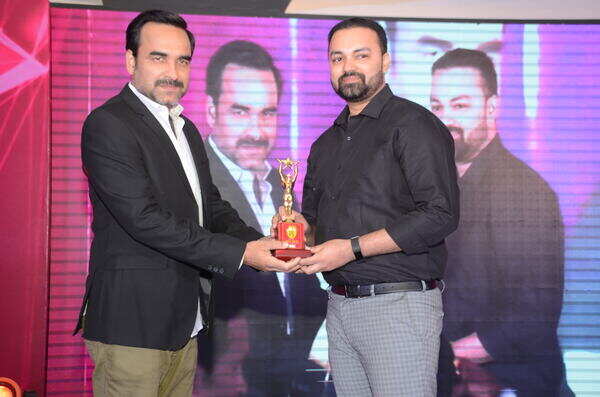 Sumit Singh of Samarthya Classes receiving an award from Pankaj Tripathi