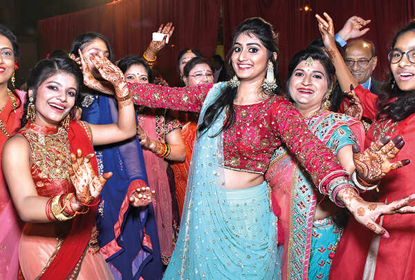 Shruti Bansal (L) and Saumya Agarwal (BCCL/ Vishnu Jaiswal)