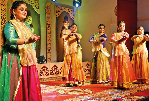 Vidhi Nagar along with her Kathak dance group (BCCL/ Arvind Kumar)