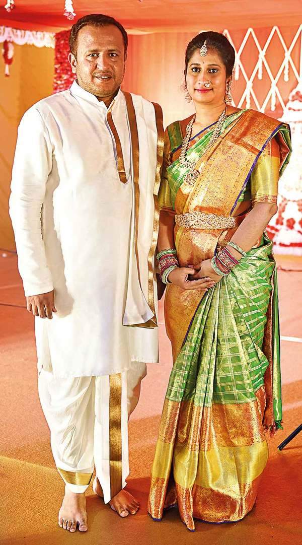 A Traditional Telugu Wedding With A Gorgeous Gold & Pink Kanjeevaram |  WedMeGood