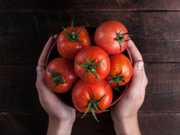 How tomatoes help in treating blackheads and whiteheads naturally