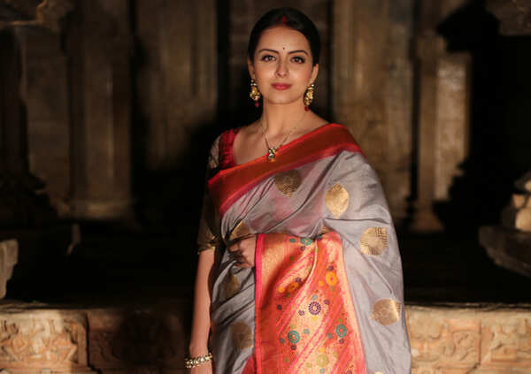Shrenu Parikh gets into the perfect bahu mode at the Saas-Bahu Temple