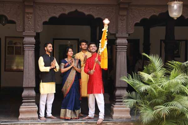 Raising the Gidu at Holkar palace