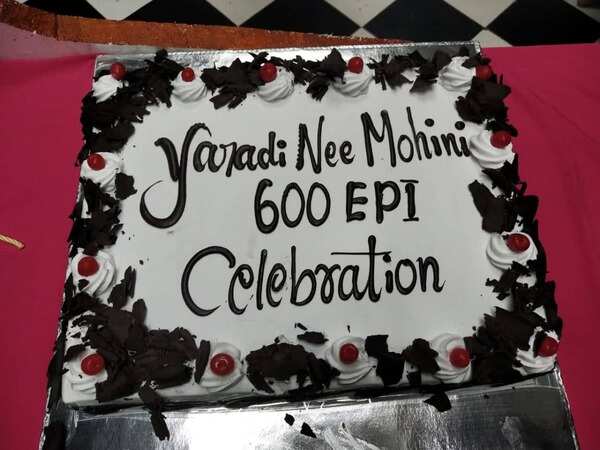 Team Yaaradi Nee Mohini celebrates 600 episodes milestone - cake