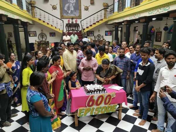 Team Yaaradi Nee Mohini celebrates 600 episodes milestone