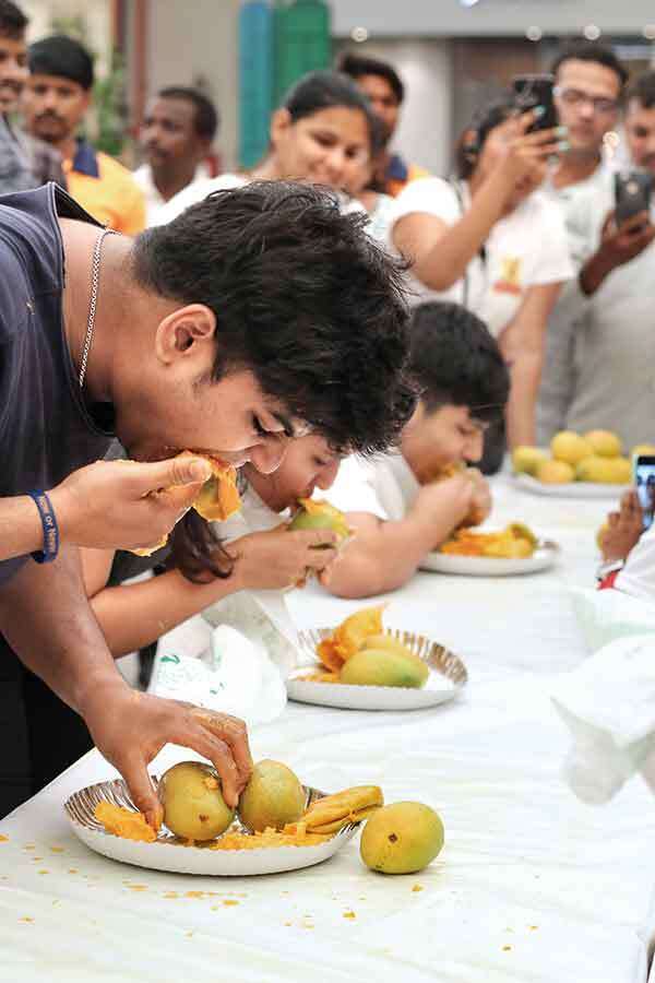 When 15,000 Mumbaikars took part in a mangoeating contest! Mumbai