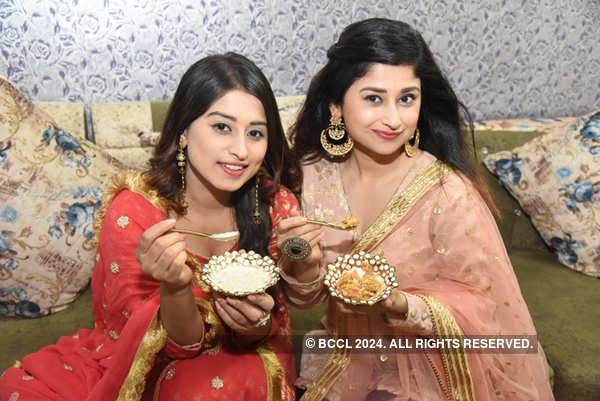 Eid celebrations in Jaipur: Saba and Somi Khan cheat on their diet ...