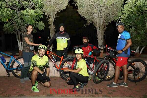 Riders of night cycle marathon Bunny Saluja, Sant Sinha, Divya Agrawal, Ayush Rikadel and Avini Chopra_edit