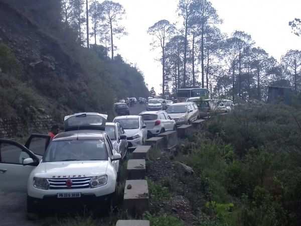 Summer rush leads to traffic jams in Uttarakhand hills, many sleep in open  | Dehradun News - Times of India