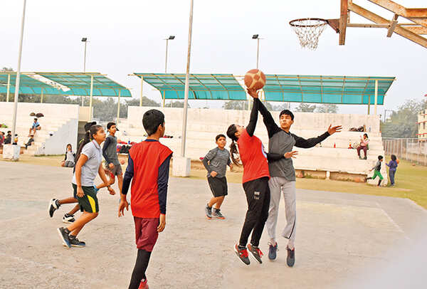 School kids playing basketball at the LDA Stadium (BCCL/ Vishnu Jaiswal)