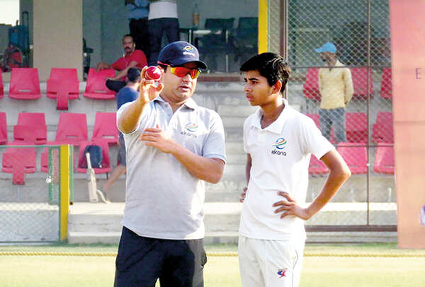 International cricketer Piyush Chawla explaining a bowling technique to a youngster (BCCL/ Vishnu Jaiswal)