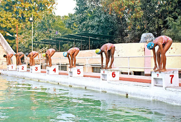 Swimmers get ready to dive in at the KD Singh Babu Stadium (BCCL/ Vishnu Jaiswal)