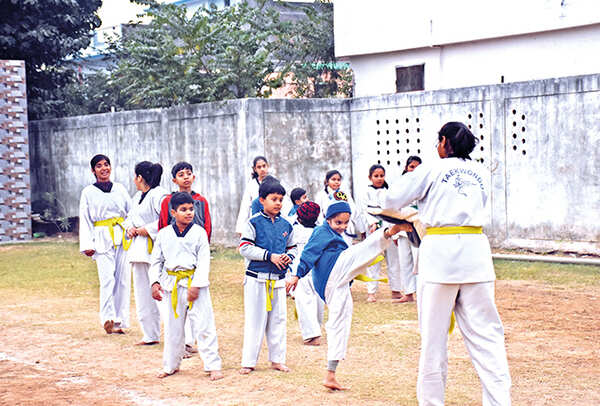 Kids learning karate at the LDA Stadium in Aliganj (BCCL/ Vishnu Jaiswal)