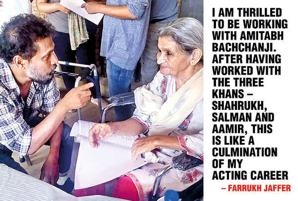 Shoojit Sircar discussing a scene with Farrukh Jaffer (BCCL)