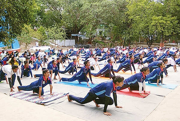 Yoga camp organized by 3 UP Naval Unit NCC, Lucknow at Unit Boat Pool, led by Commander Wakil Ahmad – Commanding Officer (BCCL/ Farhan Ahmad Siddiqui, Aditya Yadav and Vishnu Jaiswal)