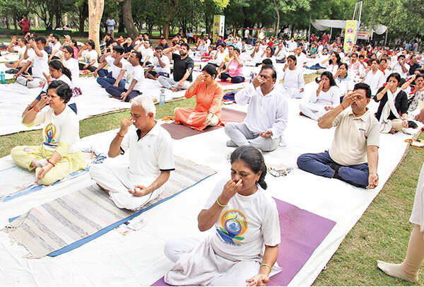 Yoga enthusiasts at Lohia park (BCCL/ Farhan Ahmad Siddiqui, Aditya Yadav and Vishnu Jaiswal)