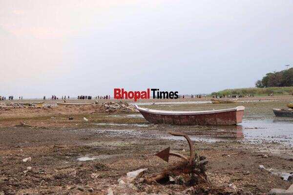 boats in no water in Bhopal lake.