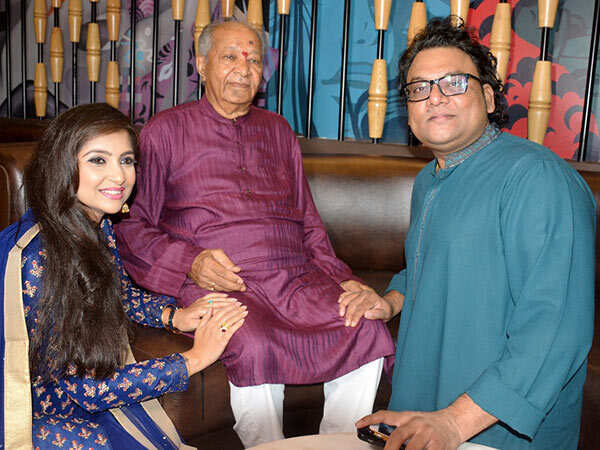 LR---Kaushiki-Chakraborty,-Pt-Hariprasad-Chaurasia-&-Deepak-Pandit