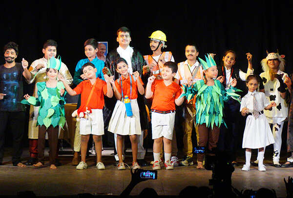 Play Van Hai Toh Hum Hai was also staged at Rai Umanath Bali auditorium but with different cast