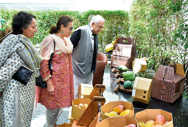 (L-R) Uzma Hasan, Sahar Hasan and Dr Mansoor Hasan (BCCL/ Vishnu Jaiswal)