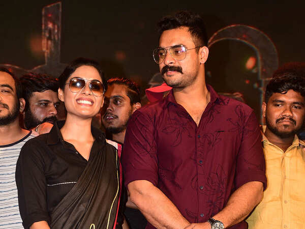 Soumyktha Menon -Tovino 01