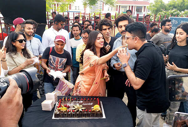 Bhumi celebrating her birthday on the sets of the movie Pati, Patni Aur Woh in Lucknow with Kartik Aaryan, Ananya Pandey and producer Bhushan Kumar (BCCL/ Aditya Yadav)