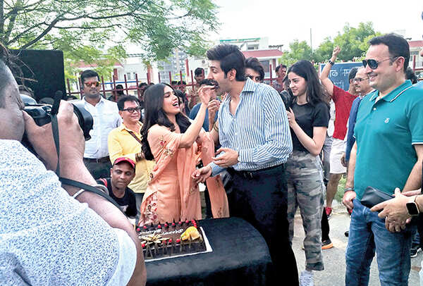 Bhumi celebrating her birthday on the sets of the movie Pati, Patni Aur Woh in Lucknow (BCCL/ Aditya Yadav)